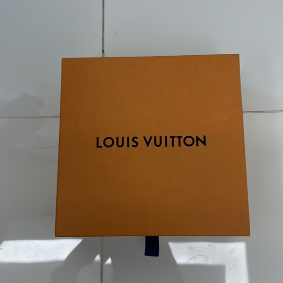 Authentic Louis Vuitton pyramids 40 MM belt - Picture 5 of 5